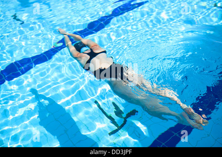 Weibliche Freediver Tauchen unter Wasser im Außenpool Stockfoto