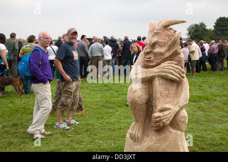 Cheshire Spiel & Country Fair, UK, 24.August bis 26.August 2013. Kettensäge geschnitzten Figuren auf dem 6 Tabley Cheshire Spiel & Country Fair der Showground, Tabley, Knutsford, Cheshire, UK statt. Ein Ereignis, das zieht Hunderte von Ausstellern, renommierten Meisterschaften und Wettbewerbe und Besucher aus dem ganzen Vereinigten Königreich. Holz Skulptur, Sägemehl, Bildhauer, Holz, Späne, Log, professionell, arbeiten, Kunst, Künstler, Ausschneiden, Kettensäge, Kunstwerke aus grobem Holz Log gemacht. Stockfoto