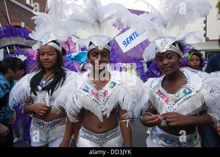 London, UK. 25. August 2013. Mädchen marschieren entlang als die jährlichen zweitägigen Notting Hill Carnival feiern Afro-Karibische Kultur und ethnische Vielfalt Londons in Gang kommt. Bildnachweis: Paul Davey/Alamy Live-Nachrichten Stockfoto