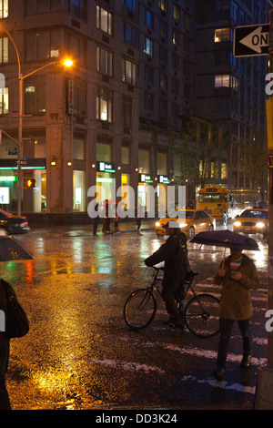 Manhattan in einer regnerischen Nacht im Frühjahr Stockfoto