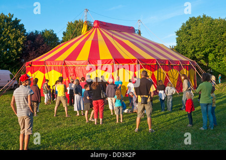 Gestreiften gelb-roten Zirkuszelt mit Masse - Frankreich. Stockfoto