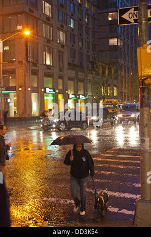 Manhattan in einer regnerischen Nacht im Frühjahr Stockfoto