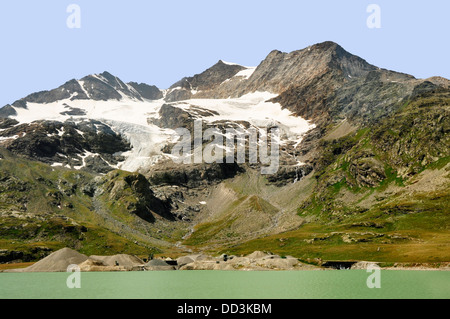 Schweiz - Bernina Express-Zug - Ansicht des Lago Biancoand-Berges Gipfel Piz Palu und Piz Bernina - Sommer Sonne Stockfoto