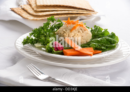 Traditionelle jüdische Pessach essen Gefilte Fisch mit Karotten, Petersilie, Meerrettich und Salat auf weißem Leinen Tischdecke Stockfoto