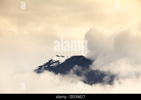 Diskreten Blick auf den Vulkan Tungurahua auf Über die Cloud Stockfoto