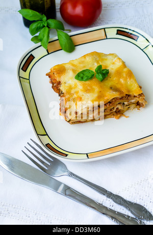 Stück Lasagne Bolognese auf einem weißen Teller Stockfoto