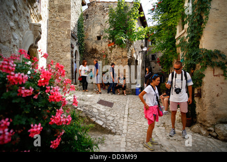 Besucher in dem mittelalterlichen Dorf von Santo Stefano di Sessanio, Abruzzen, Italien. Stockfoto