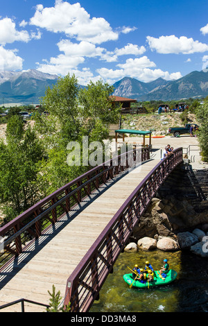 Sparren unterquert eine Fußgängerbrücke über den Arkansas River, Collegiate Peaks über Buena Vista, Colorado, USA Stockfoto