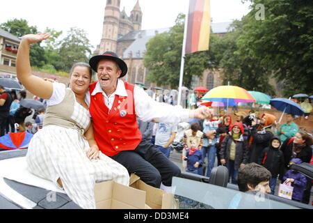 Worms, Deutschland. 25. August 2013. Bauer Und Walter (R) BŠuerin (der Bauer und seine Frau) und Natascha (L), zwei traditionelle Figuren aus dem Wasser Ritterturnier Welle um die Menge von einer offenen Pferdekutsche.  Das erste Highlight des diesjährigen Backfischfest war die große Parade durch die Stadt Worms mit über 100 Gruppen und Festwagen. Community Gruppen, Sportvereine, Musikgruppen und Unternehmen aus Worms und weiter entfernte teilgenommen. Bildnachweis: Michael Debets/Alamy Live-Nachrichten Stockfoto