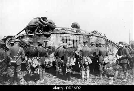 Deutsche Soldaten, die einen deutschen Panzer herumstehen, während andere Soldaten auf dem Tank arbeiten Stockfoto