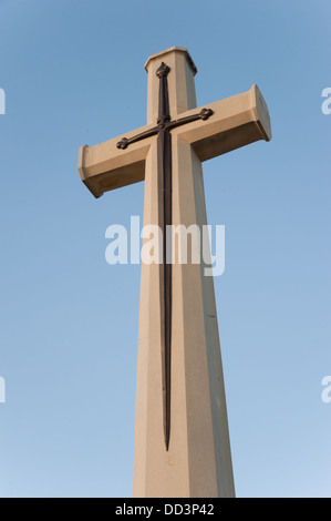 Ein Bronze-Schwert ist ein Steinkreuz ein Denkmal an die Briten Jerusalem Soldatenfriedhof am Mount Scopus auferlegt. Stockfoto