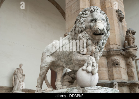 Florenz - eine der Themarble Medici Löwen an der Loggia dei Lanzi Stockfoto