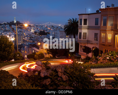 Lombard Street - die "krummste Straße der Welt" - in der Nacht mit Licht Routen von vorbeifahrenden Autos, in San Francisco. Stockfoto