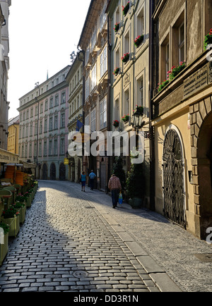 Am frühen Morgen Strassenszene in der Nähe von Karlsbrücke, Prag, Tschechische Republik, Europa Stockfoto