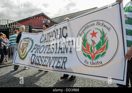 Belfast, Nordirland. 25. August 2013. Mitglieder des Netzwerks für die Einheit der republikanischen tragen einen Banner "Katholisch, protestantisch, Dissidenten", sagen die Worte des Henry Joy McCracken während einer Parade um ihm zu gedenken. Bildnachweis: Stephen Barnes/Alamy Live-Nachrichten Stockfoto