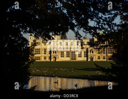 Blick über den Fluss Cam gegen Audley End House, Essex Stockfoto