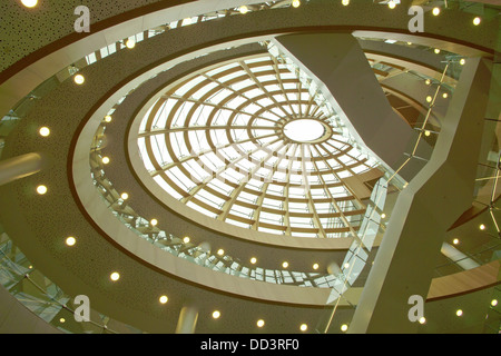 Architektonisches Detail der modernen Gebäude der Zentralbibliothek in der Innenstadt von Liverpool, England. Stockfoto