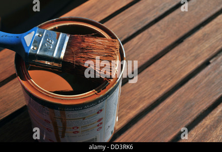 Dose Lack und Pinsel bereit für Farbe einen Gartentisch (II) Stockfoto