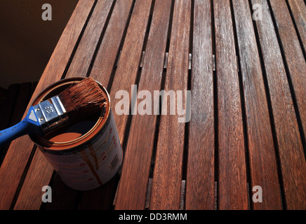 Dose Lack und Pinsel bereit für Farbe einen Gartentisch (I) Stockfoto