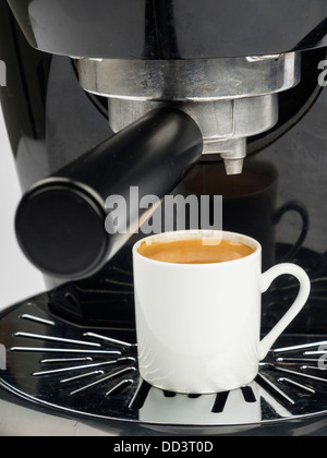 Schwarzen elektrische Espresso-Kaffeemaschine mit Tasse Stockfoto