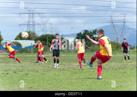 U15B-Football-Spieler tritt einen Freistoß, Cape Town, Südafrika Stockfoto