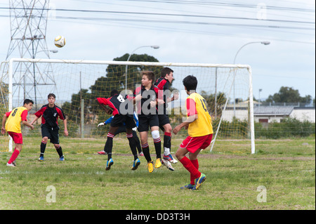 U15B-Football-Spieler tritt einen Freistoß über eine Mauer von Spielern, Cape Town, Südafrika Stockfoto