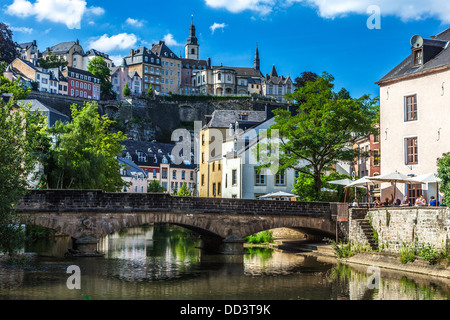 Blick auf die mittelalterliche Ville Haute aus dem Fluss Alzette im Grund Viertel von Luxemburg-Stadt. Stockfoto