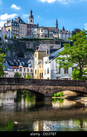 Blick auf die mittelalterliche Ville Haute aus dem Fluss Alzette im Grund Viertel von Luxemburg-Stadt. Stockfoto