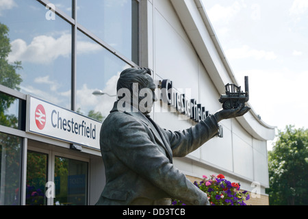 George Stephenson-Statue vor dem Eingang zum Bahnhof Chesterfield UK Stockfoto