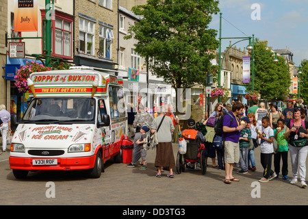 Touristen, Besucher und Kunden in der Nähe von einem Eiswagen auf der Haupteinkaufsstraße in Buxton UK Stockfoto