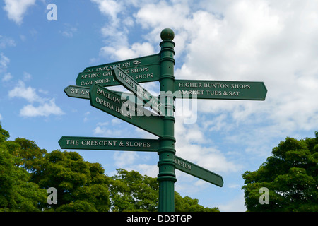 Zeige die touristischen Orte in Buxton Stadt Wegweiser Zentrum UK Stockfoto