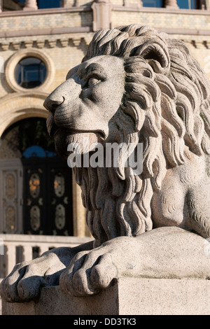 Skulptur eines Löwen am norwegischen Parlamentsgebäude; Oslo, Norwegen Stockfoto