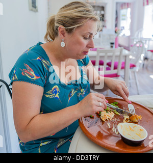 Eine Frau in ihr 30 ist Mittagessen in eine Teestube im Vereinigten Königreich Stockfoto