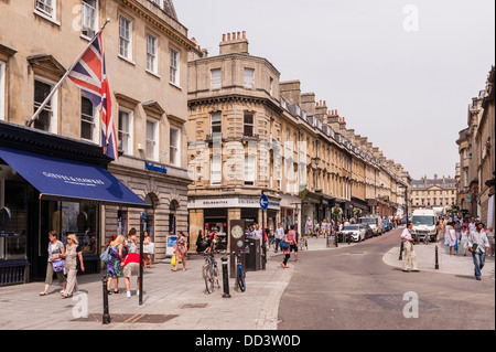 Shopper einkaufen in Bath, Somerset, England, Großbritannien, Großbritannien Stockfoto