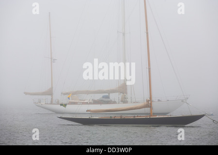 Klassische Yachten und Segelboote ihre Liegeplätze in Newport Rhode Island liegen an einem nebligen Tag. Sie haben Segel Abdeckungen mit Holzmasten. Stockfoto