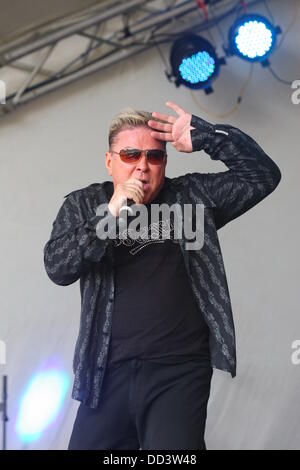 David van Day Peforming mit Sue Moxley in Havering zeigen, Harrow Lodge Park unterstützt, Essex. Stockfoto