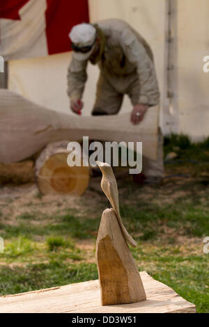 Tabley, Cheshire, UK 25 August, 2013. Carver auf der 9. englischen Öffnen Chainsaw Carving Wettbewerb, Cheshire County Showground, Spiel und County Fair, Tabley, Nr Knutsford, Großbritannien. Die Kettensäge Carver Holz (manchmal riesige Bits) schönen Schnitzereien von bis zu 20 Meter hoch zu produzieren. Wenn jeder wird gesucht nach Kunstwerk holz skulptur, Sägemehl, Bildhauer, Holz, Späne, Log, professionell, arbeiten, Kunst, Künstler, Ausschneiden, Kettensäge, Kunstwerke aus grobem Holz Log gemacht. Stockfoto
