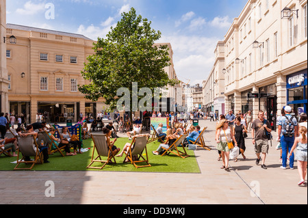 Shopper einkaufen in Bath, Somerset, England, Großbritannien, Großbritannien Stockfoto