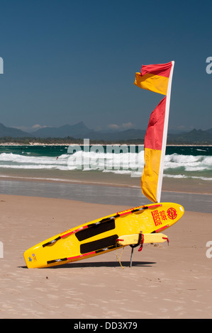 Lebensretter Board und Flaggen auf Byron Bay Main Beach. Stockfoto