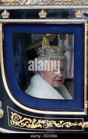 Die britische Königin Elizabeth und Prinz Philip, der Herzog von Edinburgh The Mall nach der Parlamentseröffnung in London Stockfoto