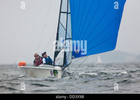 Ein Skud zwei Person Racing Segelboot segeln Championships in Newport Rhode Island gegen den Wind Segeln im Wettbewerb Stockfoto