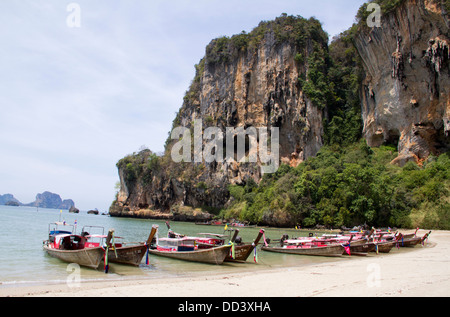 Motorboote säumen den Strand am Hut Ton Sai in Railay. Stockfoto