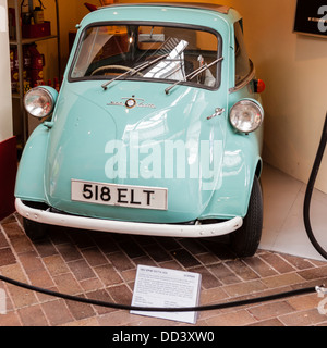 Ein 1962 BMW Isetta 300 innen das National Motor Museum in Beaulieu in Beaulieu, Hampshire, England, Großbritannien, Uk Stockfoto