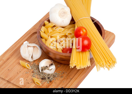 Rohen Nudeln mit Basilikum, Knoblauch und Kirschtomaten isoliert auf weiss Stockfoto