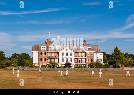 Ein Cricket-Match findet außerhalb der Balmer Rasen Hotel in Brockenhurst, Hampshire, England, Großbritannien, Uk Stockfoto