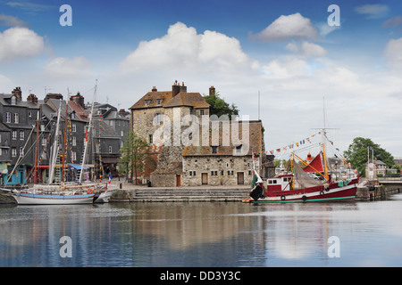 Honfleur, der alte Hafen und der Hafen in der Normandie, Frankreich. Stockfoto