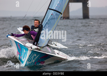 Ein Skud zwei Person Racing Segelboot segeln Championships in Newport Rhode Island gegen den Wind Segeln im Wettbewerb Stockfoto