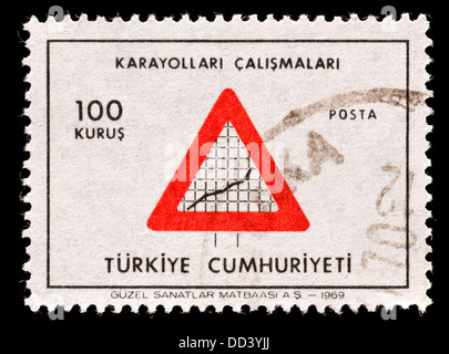 Briefmarke aus der Türkei mit einem Autobahn-Bauschild. Stockfoto