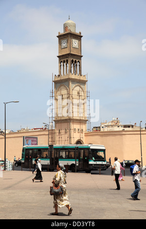 Minarett der Moschee mit einer Uhr in Casablanca, Marokko Stockfoto