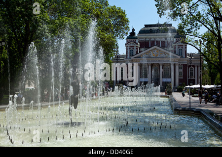 Wasser-Brunnen und das Ivan Vazov Nationaltheater in der Hauptstadt Sofia, Bulgarien. Stockfoto